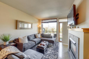 Walk to the Lake Chelan Condo with Mtn Views!